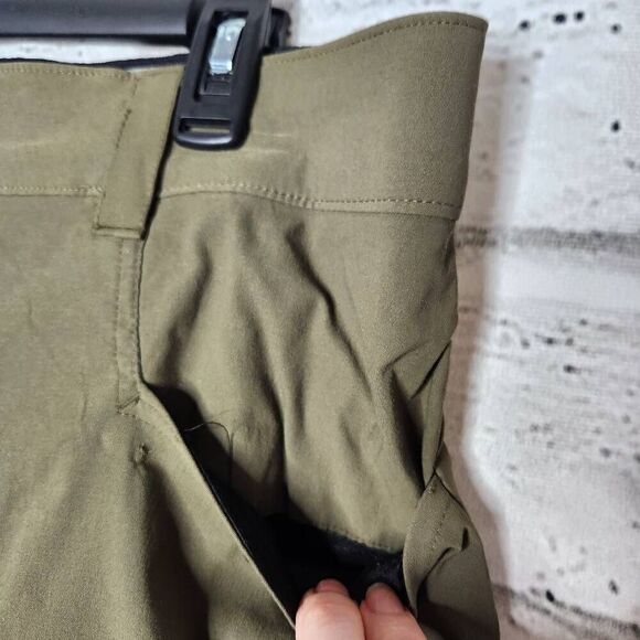 Orvis Green Nylon Blend Outdoor Hiking Mid-Rise Relaxed Cargo Shorts Size 36 - Picture 4 of 10